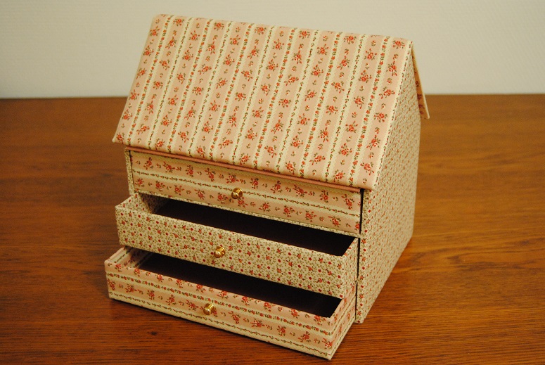 Caja artesanal realizada por Atelier Lavis